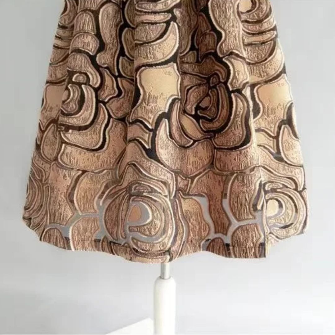 Beiger Rock mit Rosenmuster, elegantes Design, Damenmode, knielang, stilvoll.