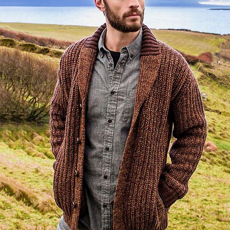 Mann in brauner Strickjacke und grauem Hemd in ländlicher Landschaft, Herrenmode, Herbstoutfit.