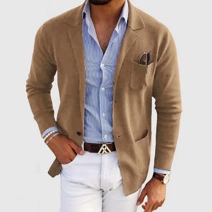 Herren Strickjacke beige, eleganter Stil, kombiniert mit blauem Hemd und weißer Hose.
