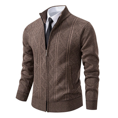 Braune Strickjacke mit Reißverschluss, geometrischem Muster, Herrenmode, eleganter Stil.