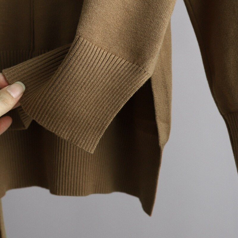 Brauner Strickpullover aus Baumwolle, Detailansicht der Ärmel, modisch und bequem.