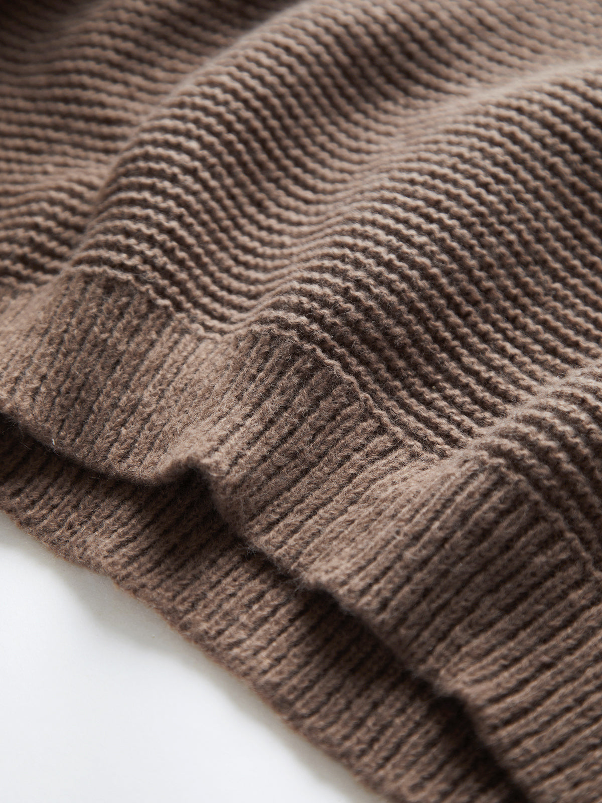 Brauner Strickstoff, weiche Textur, Nahaufnahme, hochwertige Wolle, Mode, Bekleidungsmaterial.