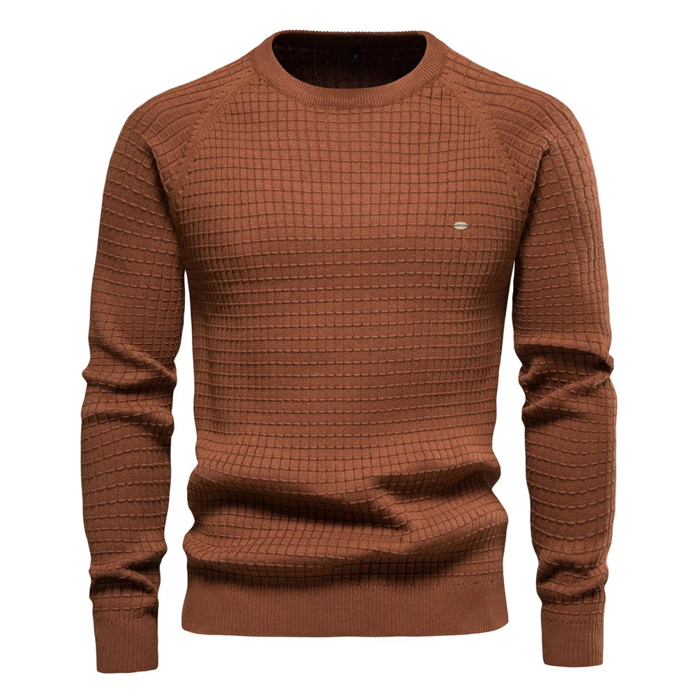 Brauner Herrenpullover, Strickmuster, Rundhalsausschnitt, modisch, bequem, Herbstmode.