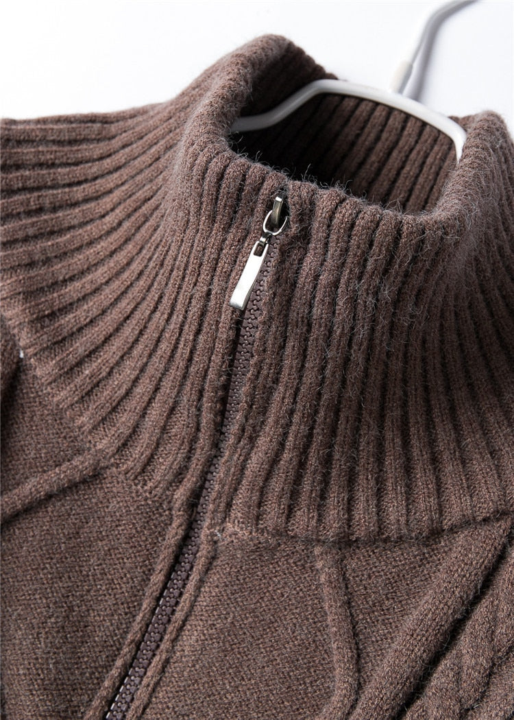 Brauner Strickpullover mit Reißverschluss, Rollkragen, aus Wolle, auf Kleiderbügel.