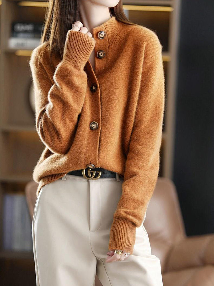 Frau in braunem Kaschmir-Cardigan mit Knöpfen, beige Hose, eleganter Look, Herbstmode.