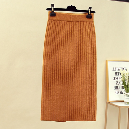 Gerippter brauner Strickrock, knielang, Damenmode, Herbst-Winter, elegant, bequem.