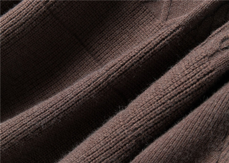 Brauner Strickstoff, Nahaufnahme, weiche Textur, hochwertige Wolle, Mode, Bekleidungsmaterial.