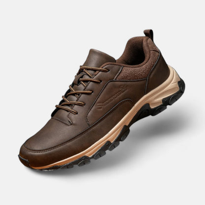 Brauner Herren-Wanderschuh aus Leder mit rutschfester Sohle, ideal für Outdoor-Aktivitäten.