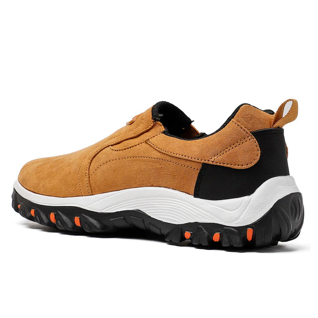 Brauner Wanderschuh aus Leder mit rutschfester Sohle, ideal für Outdoor-Aktivitäten.
