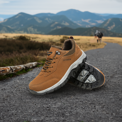 Brauner Wanderschuh auf Bergpfad, Outdoor-Schuhe, rutschfeste Sohle, Herren, Naturhintergrund.