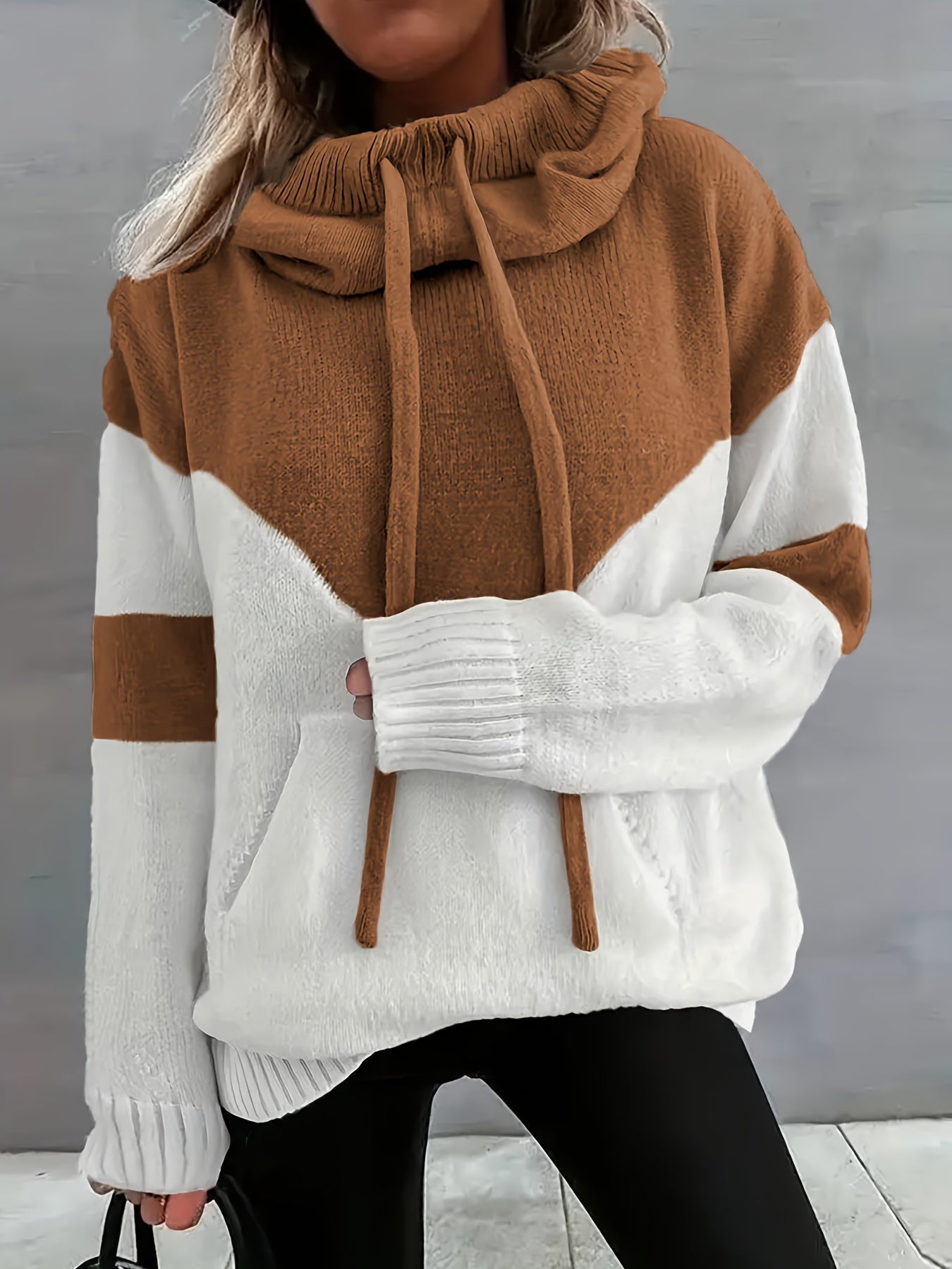 Frau in braun-weißem Kapuzenpullover, Strick, Herbstmode, lässig, Damenbekleidung.