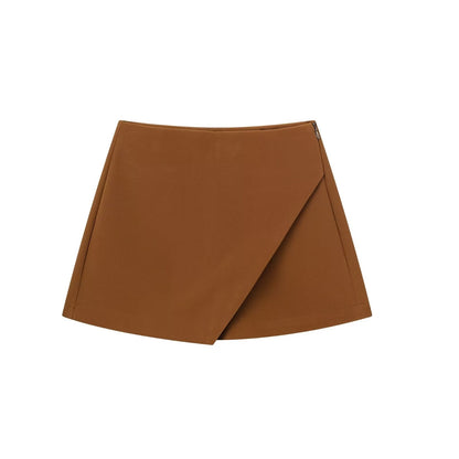 Brauner Minirock aus Lederimitat, asymmetrischer Schnitt, modisch, Damenmode, Herbstkollektion.