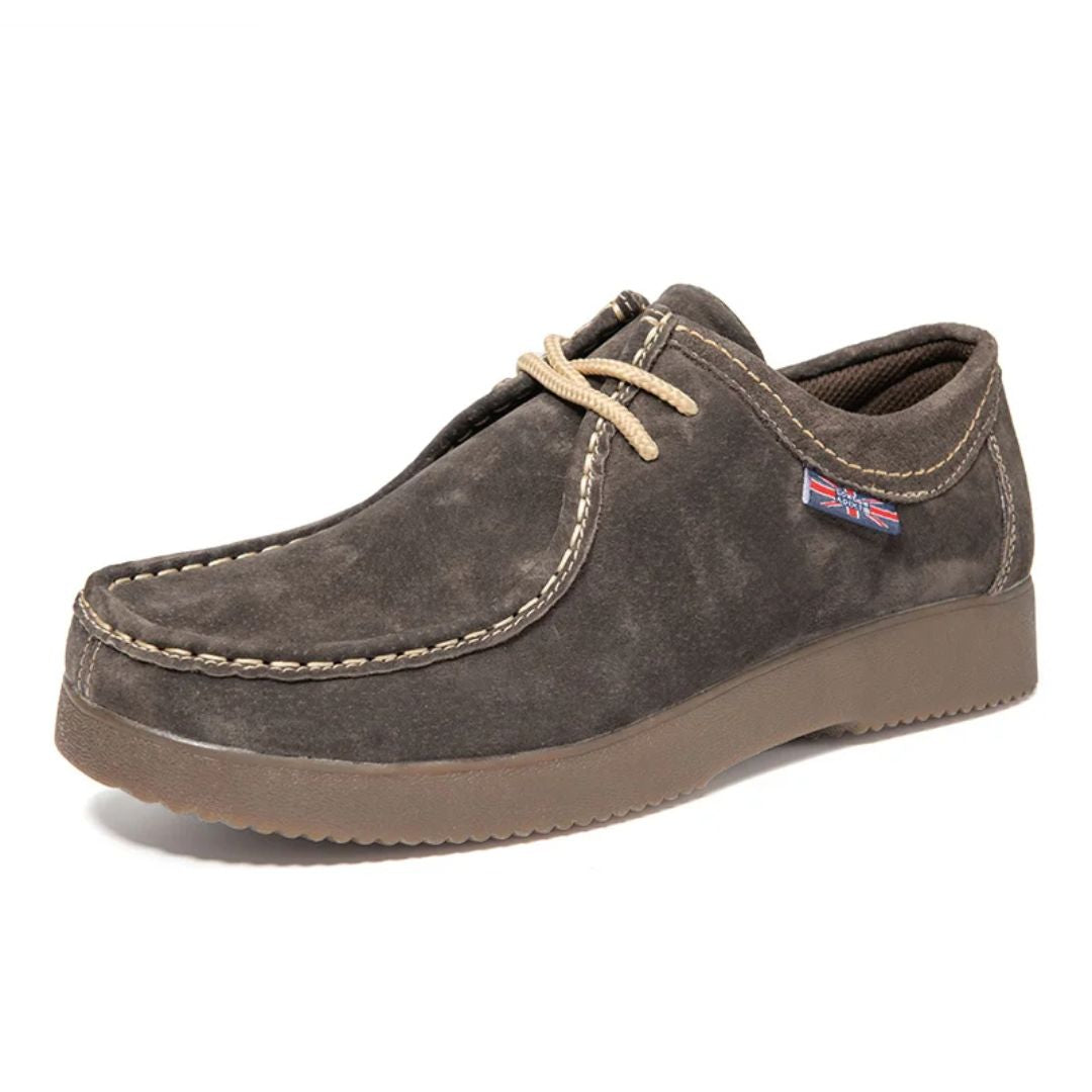 Brauner Herren-Mokassin aus Wildleder mit Schnürung, bequeme Freizeitschuhe.
