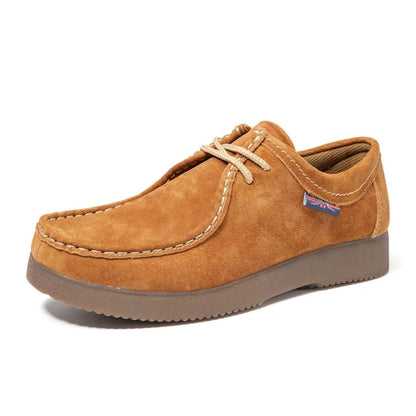 Brauner Wildleder-Herrenschuh mit Schnürsenkeln, bequeme Sohle, lässiger Stil.