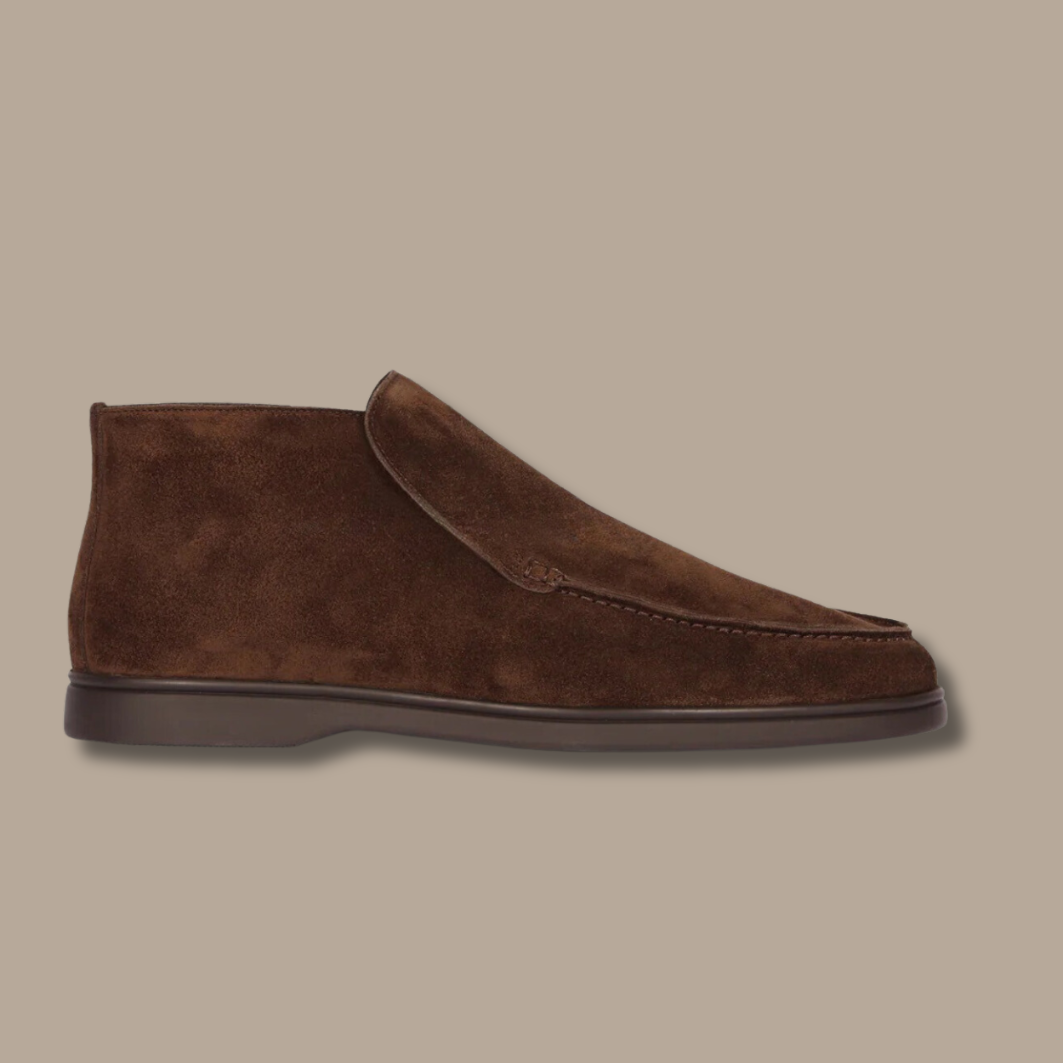 Brauner Wildleder-Herrenstiefel, elegantes Design, bequeme Sohle, ideal für Herbstmode.