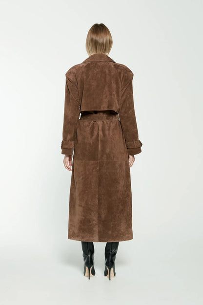 Frau in braunem Wildledermantel, Rückansicht, modisch, Herbstmode, knielange Stiefel.