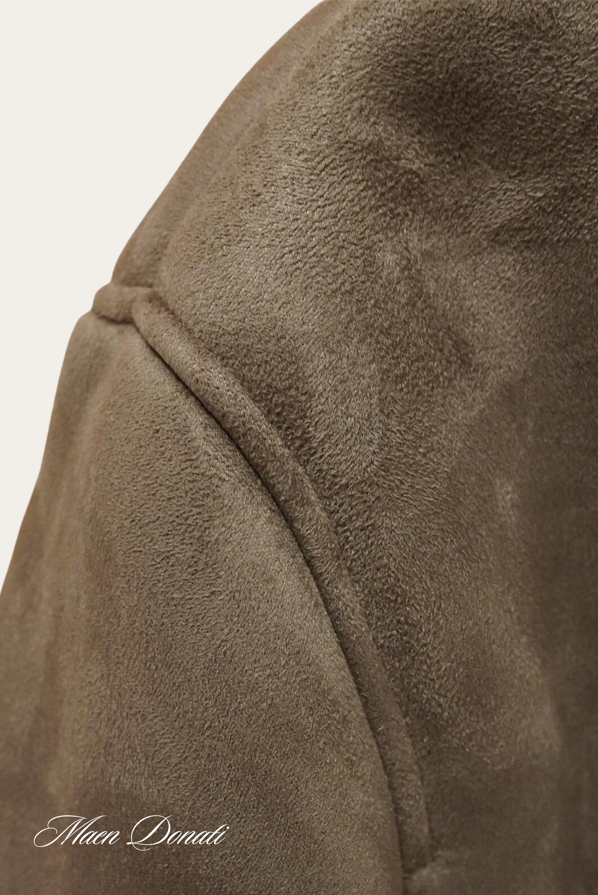 Braune Wildlederjacke Detailansicht, hochwertige Textur, stilvolle Mode, Männermode.