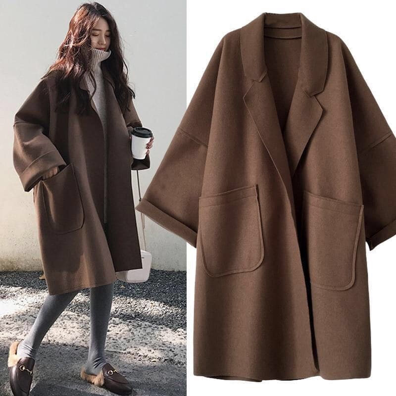 Brauner Damen-Wollmantel, oversized, mit Taschen, Herbstmode, eleganter Stil.
