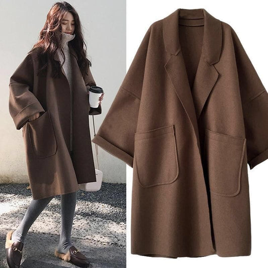 Brauner Damen-Wollmantel, oversized, mit Taschen, Herbstmode, eleganter Stil.