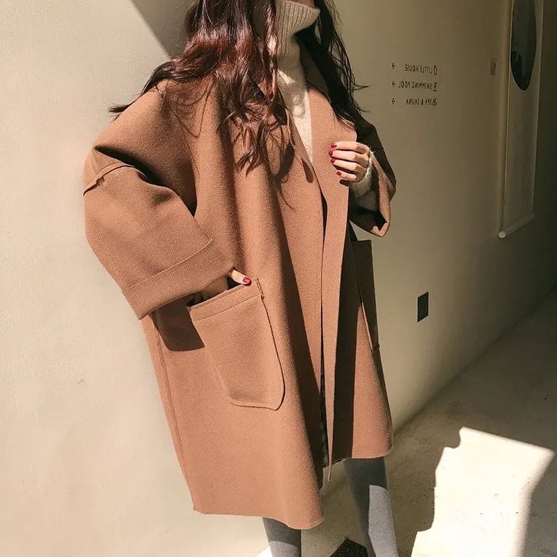 Frau in braunem Wollmantel, Herbstmode, eleganter Damenmantel, lässiger Stil.
