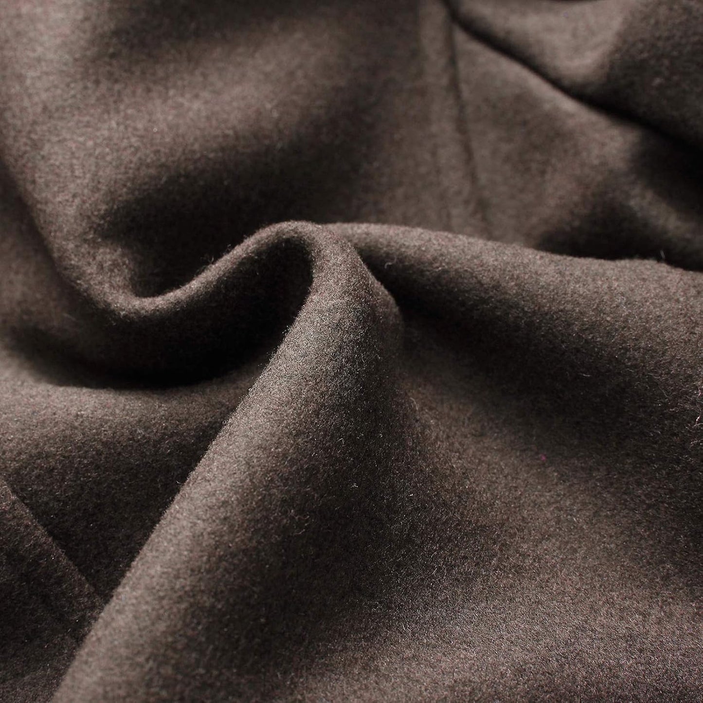 Dunkelbrauner Wollstoff, weiche Textur, ideal für Bekleidung und Heimtextilien.