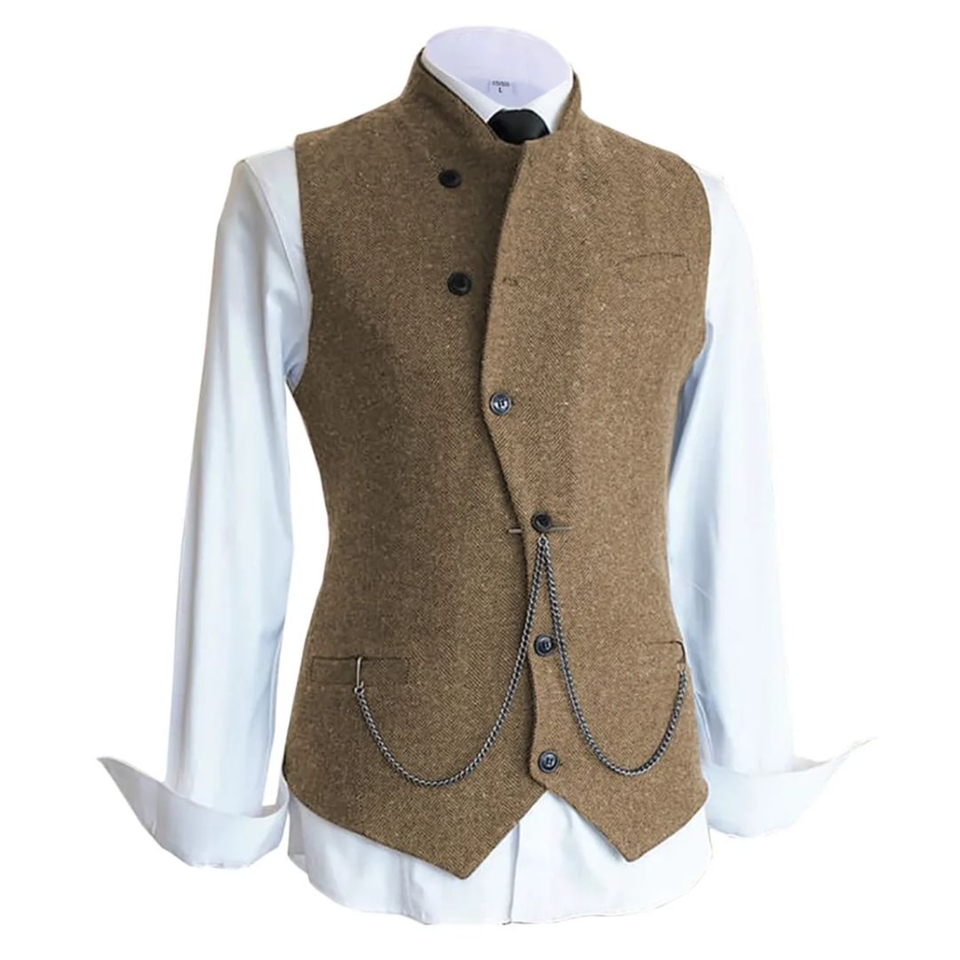 Braune Herrenweste mit Kette, Stehkragen, Knöpfen, über weißem Hemd, eleganter Vintage-Stil.