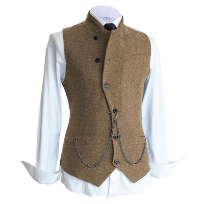 Braune Herrenweste mit Kette, Stehkragen, Knöpfen, über weißem Hemd, eleganter Vintage-Stil.