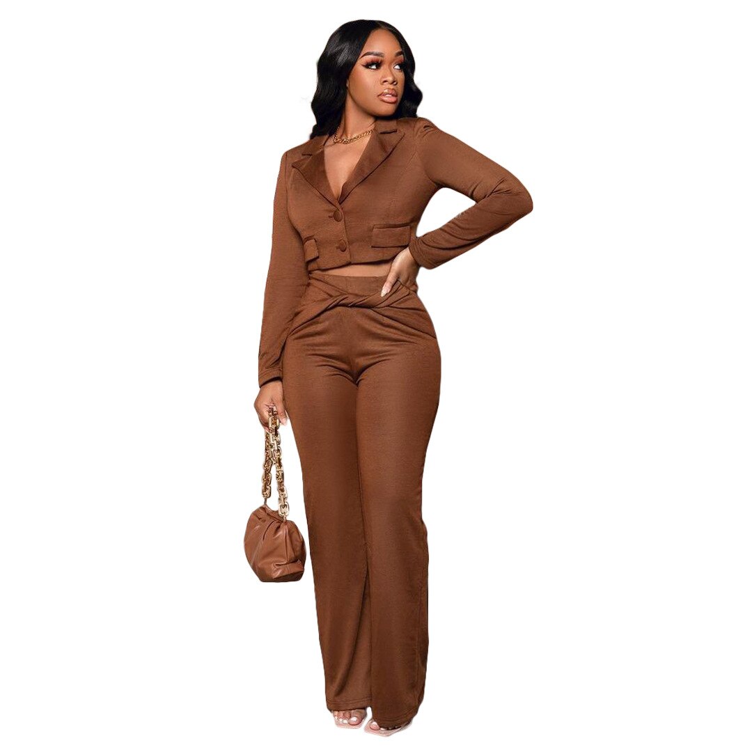 Frau in braunem Hosenanzug mit Tasche, elegantes Outfit, Mode für Damen.
