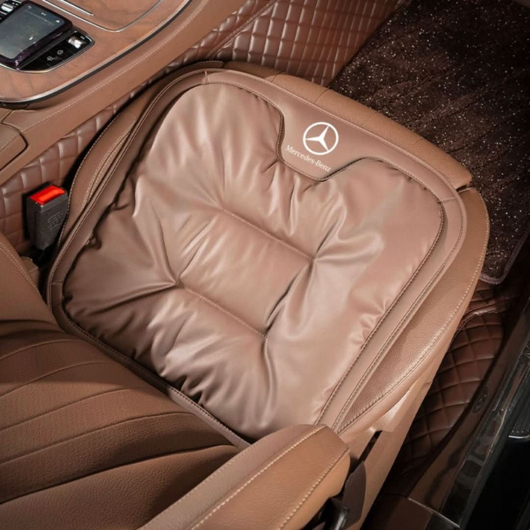 Braunes Mercedes-Benz Autositzkissen, ultra-komfortabel, Leder, luxuriöses Autointerieur.