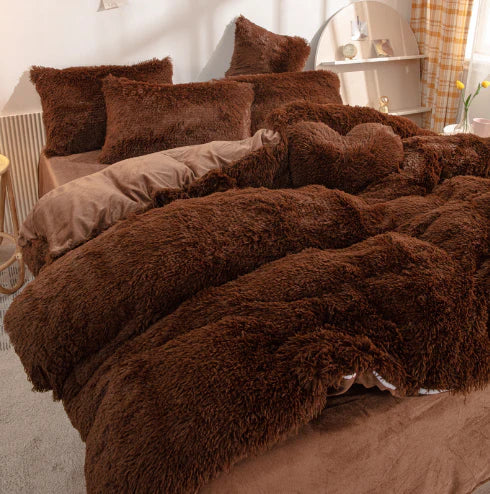 Braunes, flauschiges Bettwäsche-Set aus Kunstfell, gemütlich und luxuriös, Schlafzimmer-Dekor.