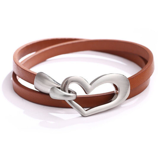 Braunes Lederarmband mit silbernem Herzverschluss, modisches Accessoire, Damenarmband.