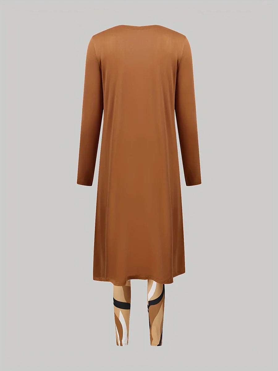 Braunes Damenkleid mit langen Ärmeln, Rückansicht, über gemusterten Leggings.