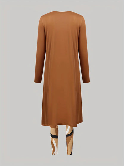 Braunes Damenkleid mit langen Ärmeln, Rückansicht, über gemusterten Leggings.