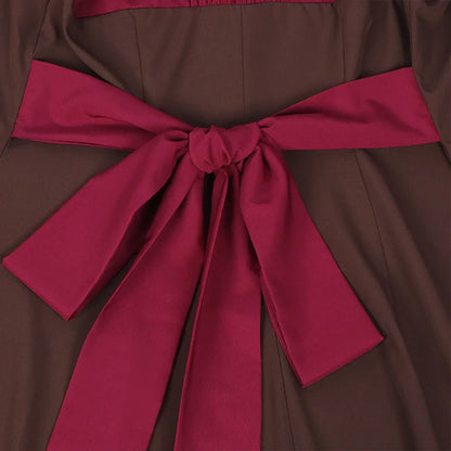 Braunes Kleid mit roter Schleife, elegantes Design, Damenmode, festliche Kleidung.