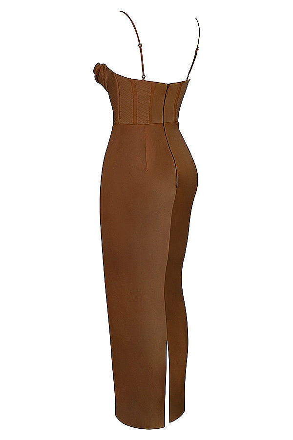 Braunes, schulterfreies Maxikleid mit Korsett, elegantes Abendkleid, Damenmode.