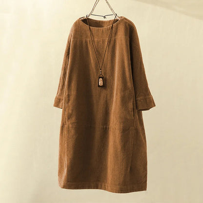 Braunes Cordkleid mit langen Ärmeln, lässiger Stil, Damenmode, Herbstkleidung, hängend.