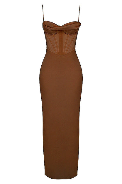 Braunes, schulterfreies Korsettkleid, figurbetont, elegant, Abendmode, Damenbekleidung.