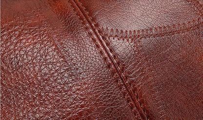 Nahaufnahme braunes Leder mit Naht, Textur, hochwertiges Material, Polsterung, Vintage-Stil.