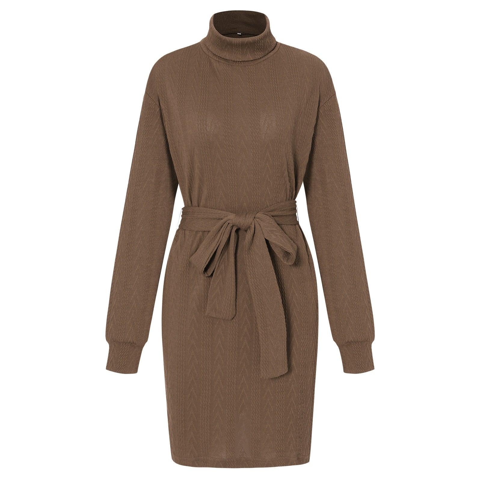 Braunes Strickkleid mit Rollkragen und Gürtel, Damenmode, Herbst-Winter, elegant, bequem.