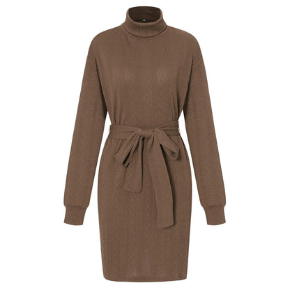 Braunes Strickkleid mit Rollkragen und Gürtel, Damenmode, Herbst-Winter, elegant, bequem.