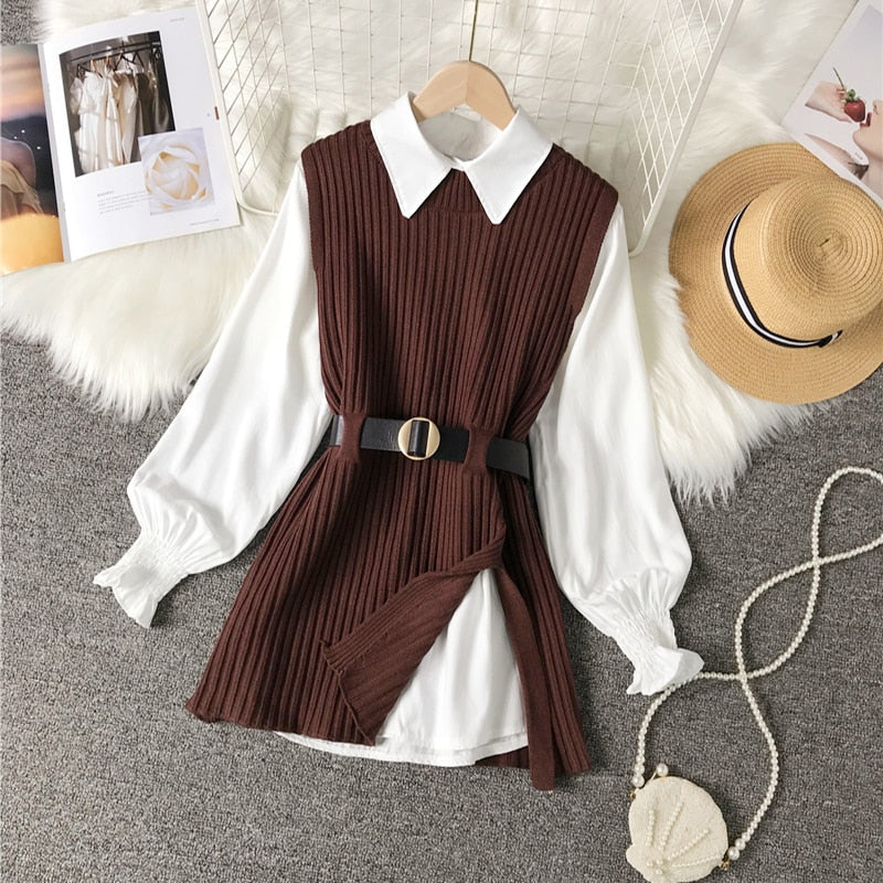 Braunes Strickkleid mit Gürtel über weißer Bluse, Damenmode, eleganter Herbst-Look.