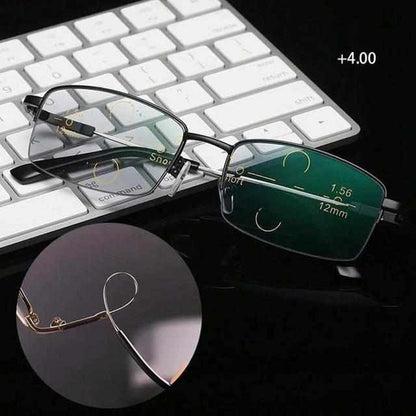 Brille mit rechteckigen Gläsern, +4.00 Dioptrien, auf Tastatur, Nahaufnahme, schwarz-silber.