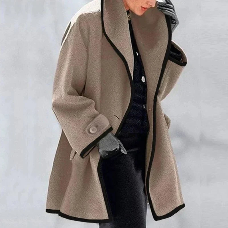 Eleganter beiger Wollmantel mit schwarzem Rand, Herrenmode, Winterbekleidung.