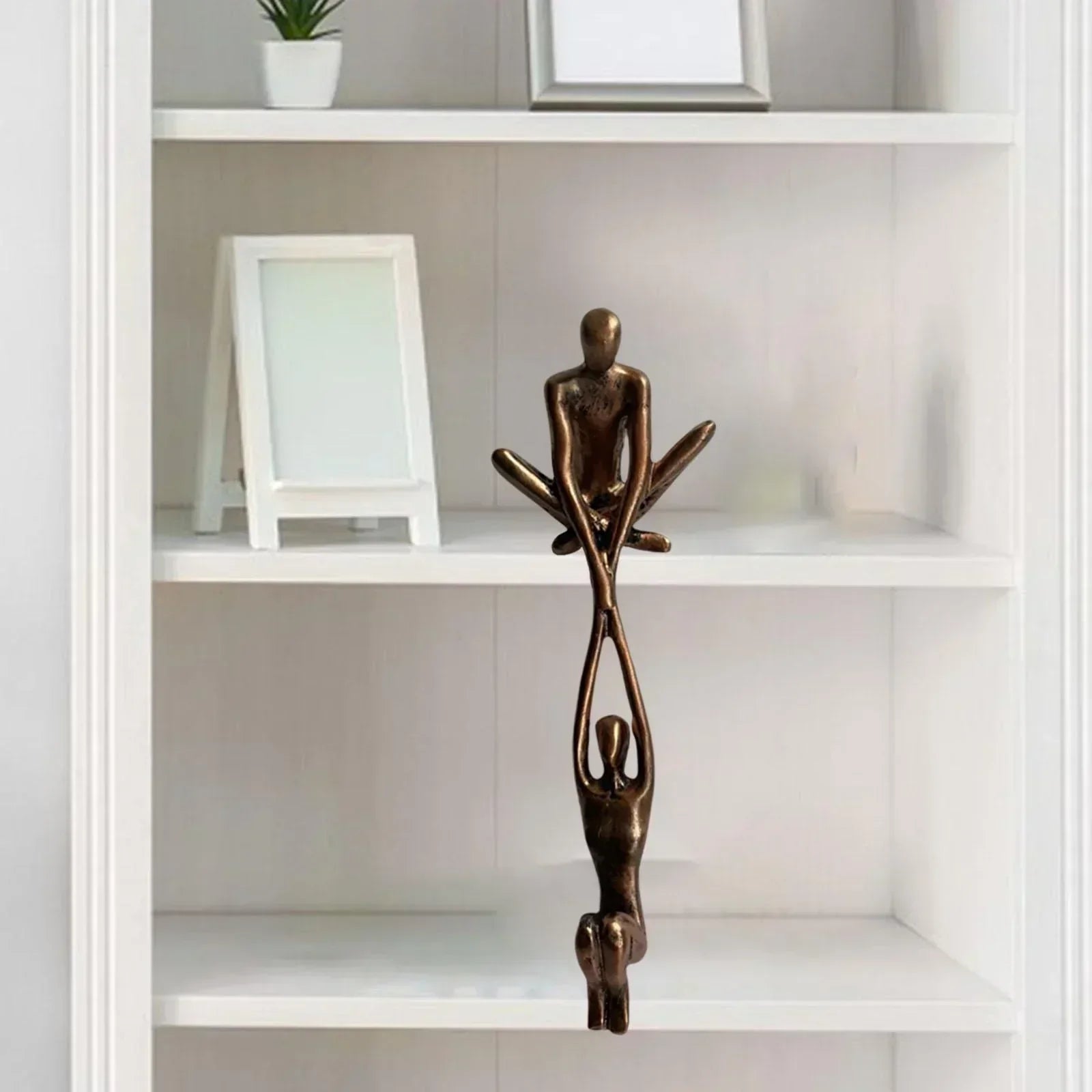 Bronzeskulptur von zwei Figuren, moderne Kunst, Regaldekoration, Wohnzimmer, minimalistisch.