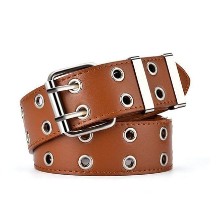 Brauner Ledergürtel mit silberner Doppelschnalle und Ösen, modisches Accessoire.