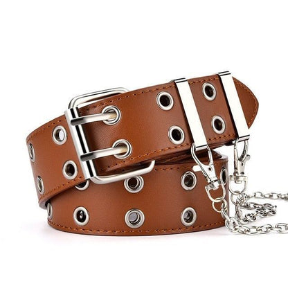 Brauner Ledergürtel mit Ketten, silbernen Ösen und Schnalle, modisches Accessoire.
