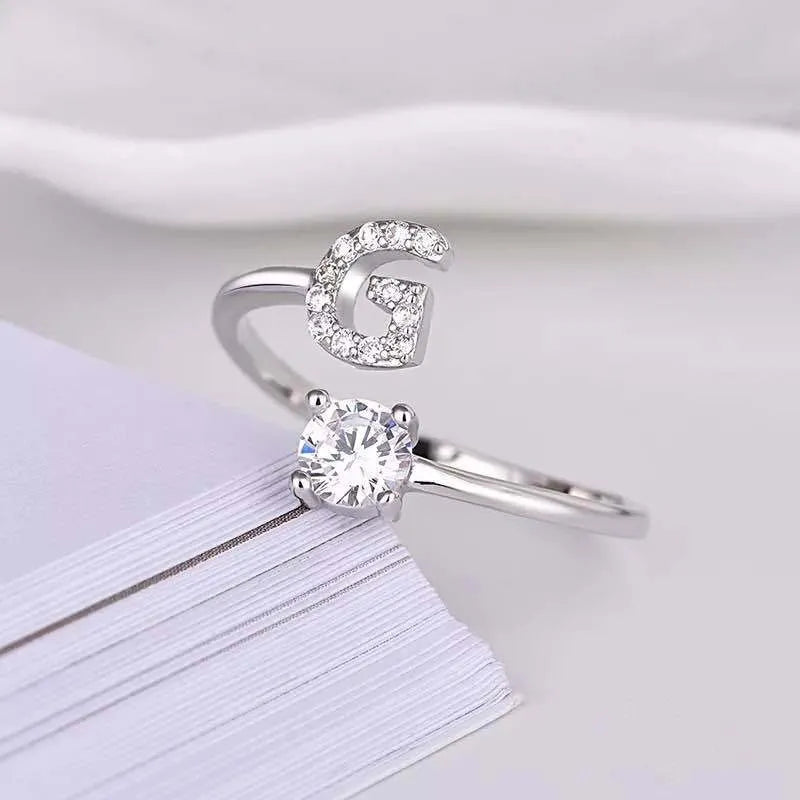 Silberner Ring mit Buchstabe G und Zirkonia, elegantes Schmuckdesign, Damenring.