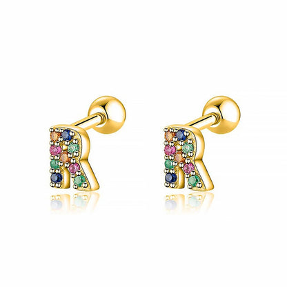 Goldene Ohrringe mit bunten Buchstaben und Edelsteinen, modischer Schmuck für Damen.