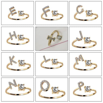 Goldene Buchstabenringe mit Zirkonia, personalisierter Schmuck, modische Accessoires, Geschenkideen.
