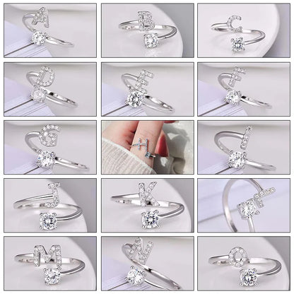 Silberne Buchstabenringe mit Zirkonia, verstellbar, personalisierbarer Schmuck, Geschenkidee.